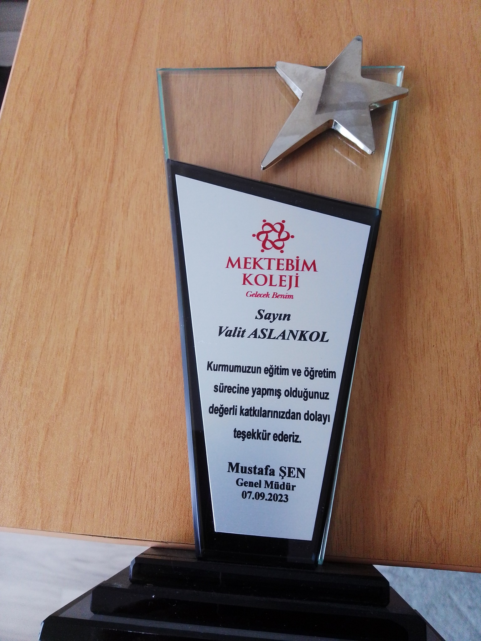 Mektebim Okulları plaketi